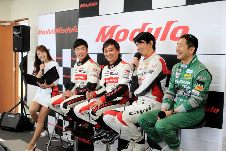 トークショーには、モデューロ開発アドバイザーの土屋圭市さん、スーパー耐久で「Modulo Civic TCR」のステアリングを握る中野信治選手、SUPER GT GT300クラスに参戦する「Modulo Drago CORSE」代表兼ドライバーである道上 龍選手、そして大津弘樹選手の4人が出席。話題はモデューロに限らず、今シーズンのスーパー耐久とSUPER GTの話題まで広がり、時間が足りないと思わせるほどの充実の内容となった。