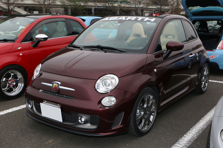 「アバルト695トリブート フェラーリ」に続き登場した「アバルト695エディツィオーネ マセラティ」。フェラーリ仕様と異なり、カブリオがベースとなっているのが特徴。色もワインレッドのみと大人な雰囲気だった。