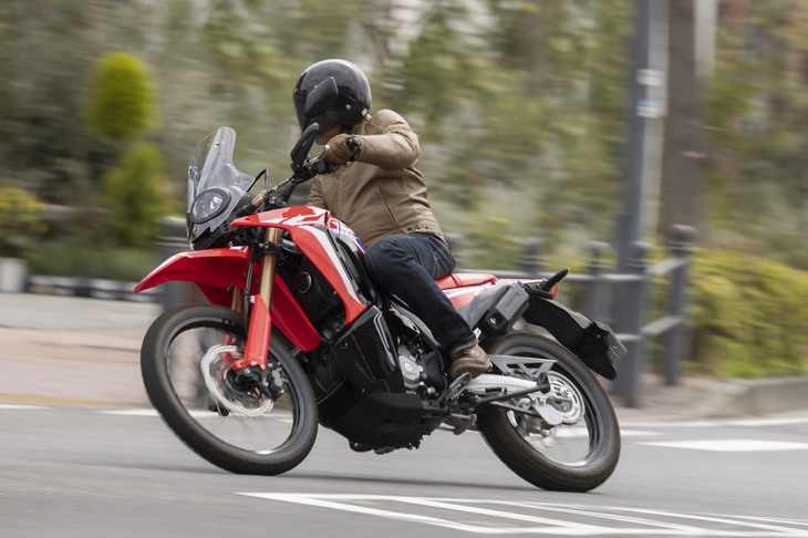 車体には軽さに加え、路面からの入力を受け止めるしなやかさと丈夫さを併せ持つ、新設計のフレームを採用。より上部に移されたエンジンの搭載位置も、悪路走破性の向上に寄与している。