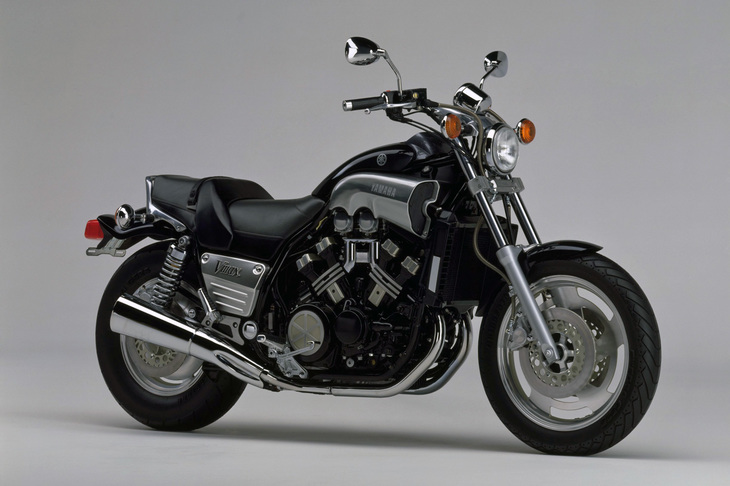 ヤマハは1985年にデビューさせた「Vmax1200」を、1990年に日本に投入する。1198ccの水冷V型4気筒エンジンを搭載した豪快な“ストリートドラッガー”だったが、日本仕様では、その出力は大幅に抑えられていた。