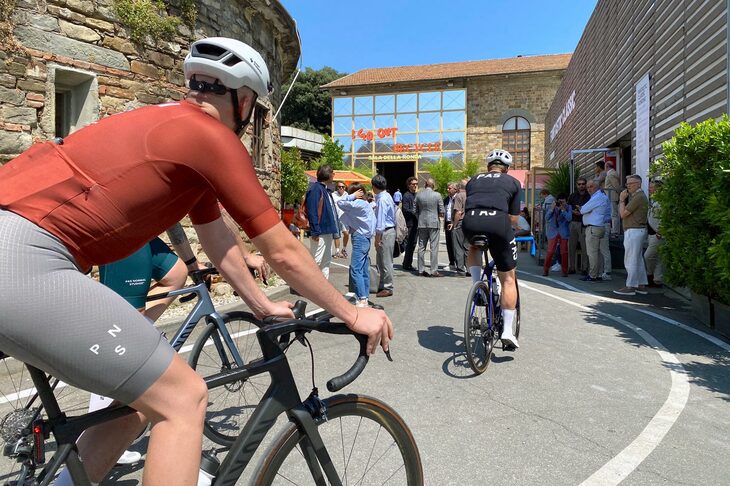 会期2日目の昼。デンマークのサイクリングウエアブランド、パスノーマル（パ・ノルマール）ストゥーディオズがオーガナイズしたサイクリストが会場に続々到着。