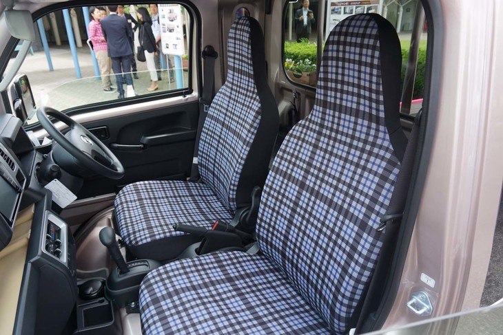 インテリアを華やかに彩るチェックのシートカバーもオプション装備のひとつ。お値段は左右あわせて1万0778円。