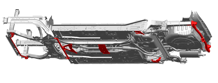 オプションで用意される「ツーリングパッケージ」の装着イメージ。図の赤い部分（フロントクロスバー、前後サスペンションのメンバーステー、センタートンネルステーほか）が補強されるほか、専用の16インチアルミホイールやチューニングサスペンションが装着される。（画像＝日産自動車）