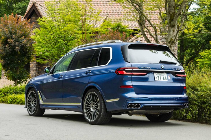 リアバンパーのデザインも新しくなった。全体の主張が控えめなだけあって、4本出しのエキゾーストエンドが際立っている。