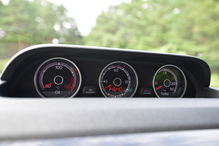 中央には3連メーター（油温計、ストップウォッチ、ブースト計）がレイアウトされる。