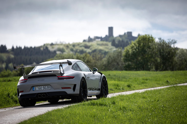 ボディーはアルミニウムとスチールの複合構造。軽量ポリウレタンやCFRP素材を使用することで重量1430kgに。