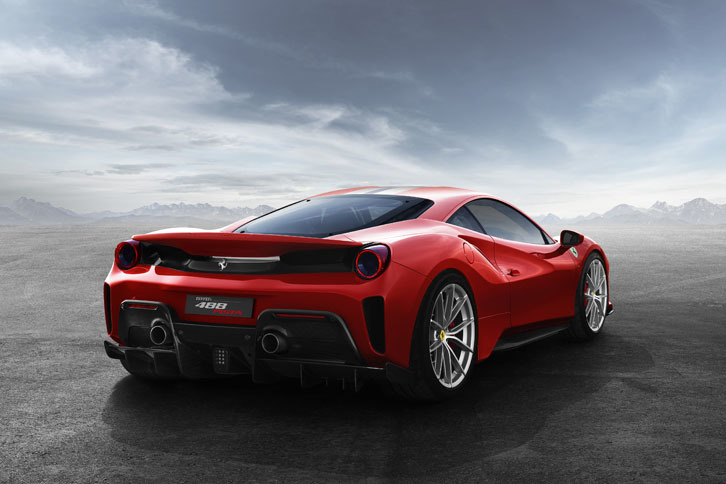 リアまわりも、戦闘的なウイングやディフューザーがただならぬ雰囲気を醸し出す。