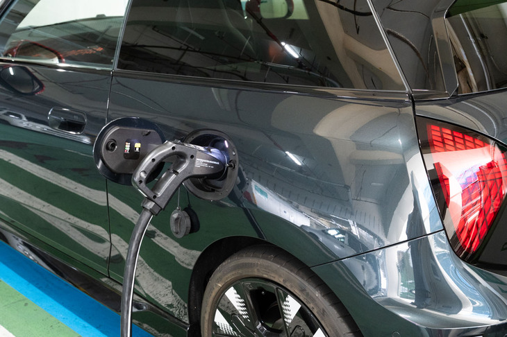 充電に関しては、AC普通充電器に加えてCHAdeMO規格のDC急速充電器も使用可能。外部給電機能も備えており、V2H（Vehicle to Home）やV2L（Vehicle to Load）にも対応している。