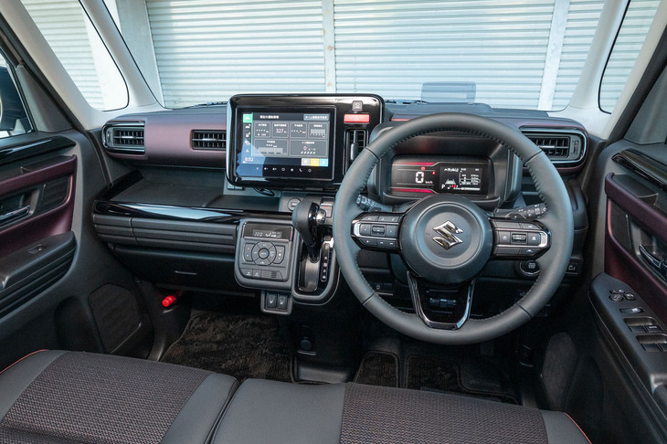 マットカラーのボルドーやピアノブラック調の装飾が目を引く「スペーシア カスタム ハイブリッドXSターボ」のインストゥルメントパネルまわり。カスタムの「ハイブリッドXS」とハイブリッドXSターボでは、ステアリングホイールやシフトノブが本革巻きとなる。