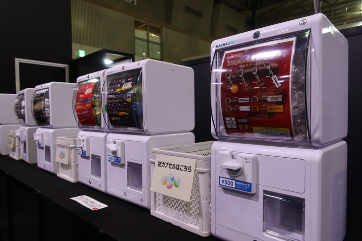 TOYOTA GAZOO Racingのオリジナルグッズが手に入る“ガチャガチャ”（有料サービス）。