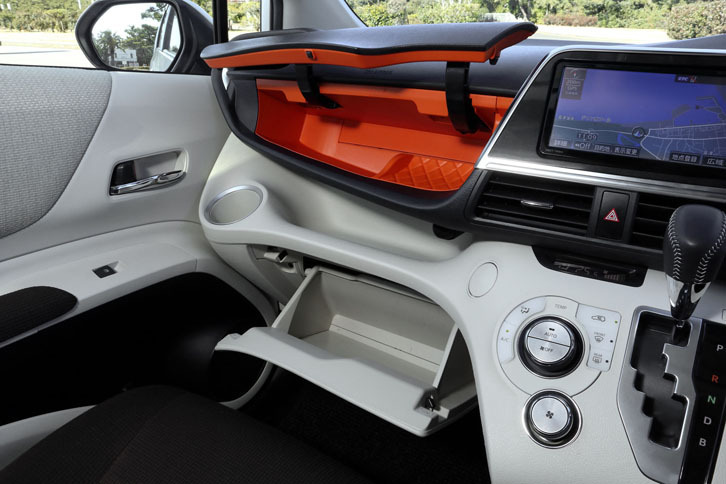 内側がオレンジ色のグラブボックスは、遊び心を生かした「シエンタ」ならではのディテールのひとつ。