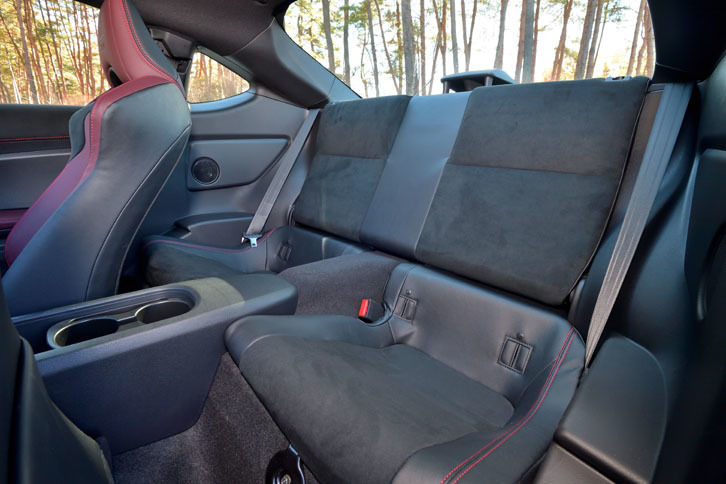 後席の表皮にもアルカンターラが用いられている。