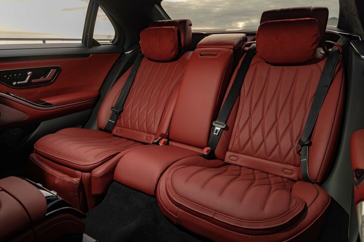 後席は2人乗りの「ファーストクラスパッケージ」のみの設定。リアに座りながらのシステム出力802PSはどういう味わいだろうか。