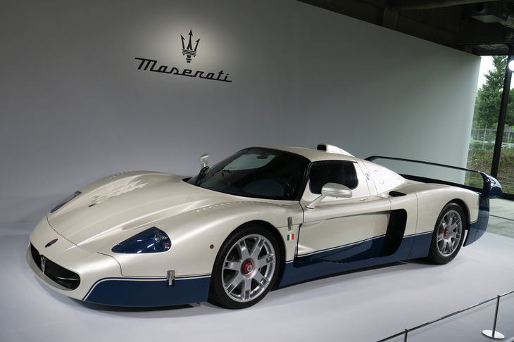 2004～2007年に生産された「マセラティMC12」。「MC20」と同じミドシップのスーパースポーツで、レースでも活躍した。