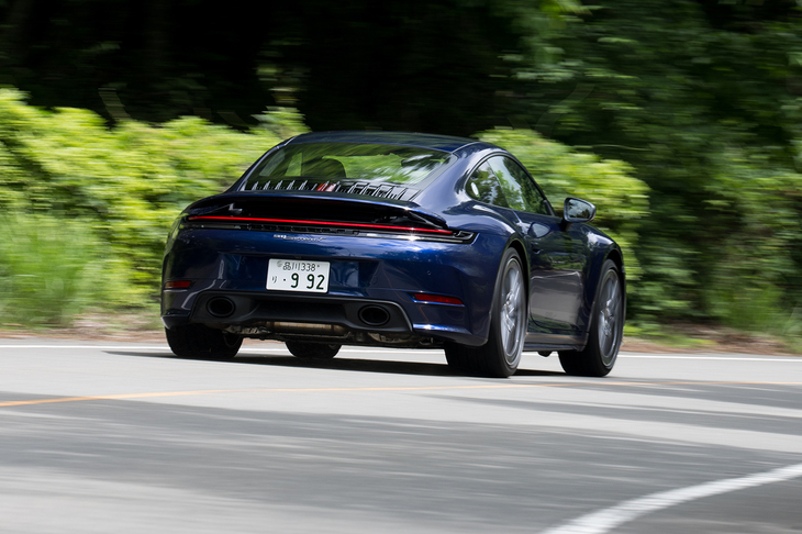 足まわりには「カレラ」よりも車高を10mm低く設定したアダプティブスポーツサスペンションを装備。専用チューニングのリアアクスルステアリングも備わっている。