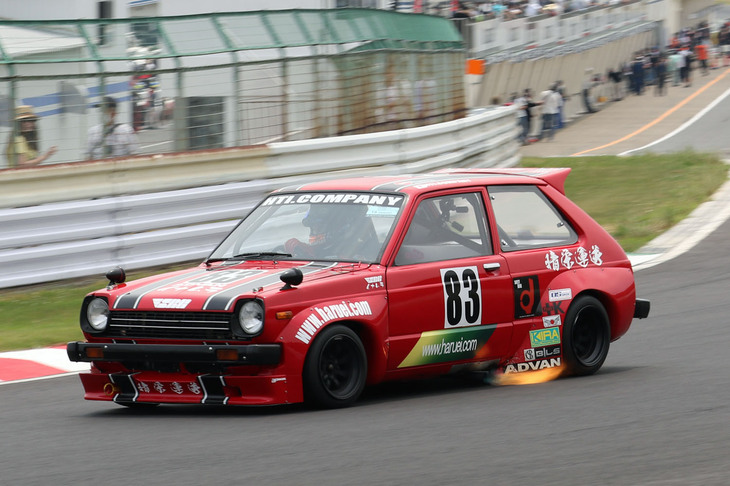 TSカップにはエントリークラスのTSカップ クラブマンレースもあるのだが、これはそちらに出走した「HTIカンパニー＋K☆SRGスターレット」。1コーナーに進入するたびにマフラーからアフターファイアーを吐き出す光景がカッコよかった。