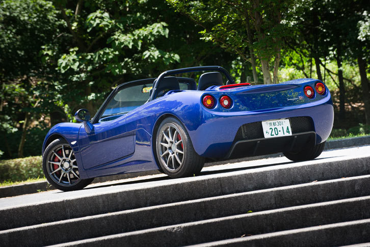 サイドやリアにウィンドウがないことからも分かる通り、耐候性は皆無。ただし、51万8400円の有償オプションでルーフも用意されている。