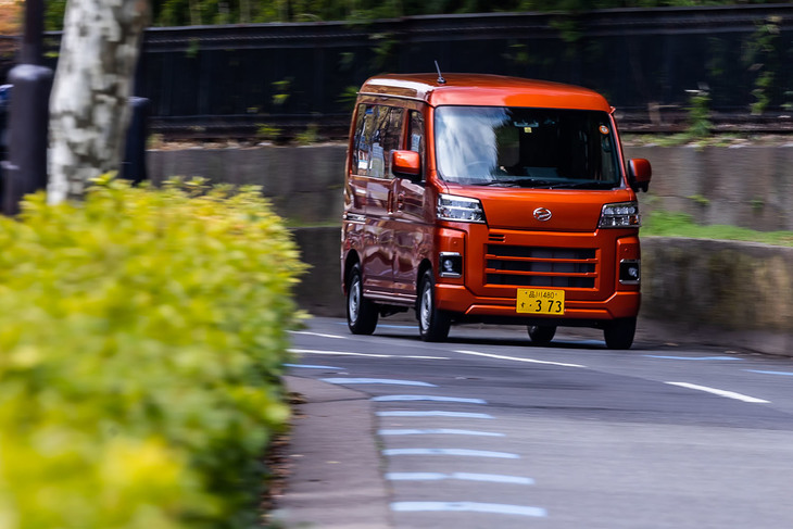 ダイハツのクルマづくりの新コンセプトである「DNGA」を採用。プラットフォームが一新され、ボディー剛性の向上と、軽量化を両立させたという新型「ハイゼット カーゴ」。