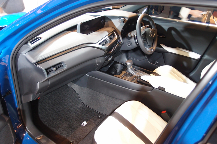 前方への“抜けのよさ”を意識してデザインしたというインテリア。センターコンソールはドライバー側に傾けられている。