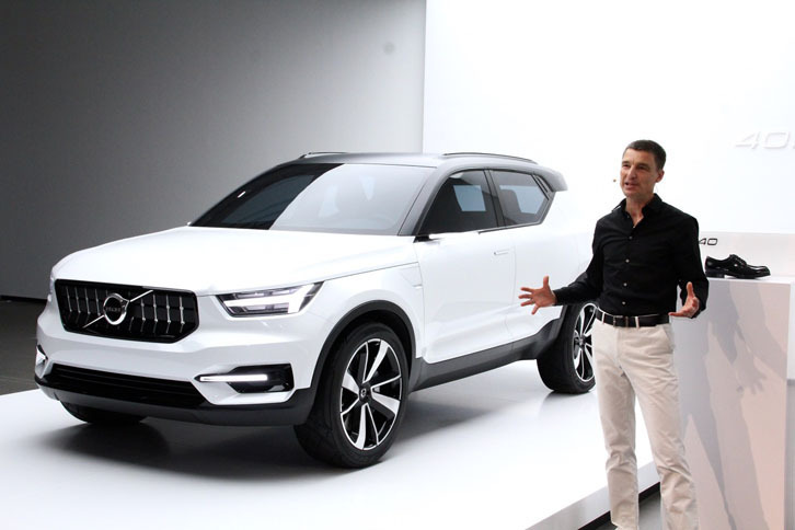 ボルボのコンセプトカー「40.1」とデザイン担当上級副社長のトーマス・インゲンラート氏。