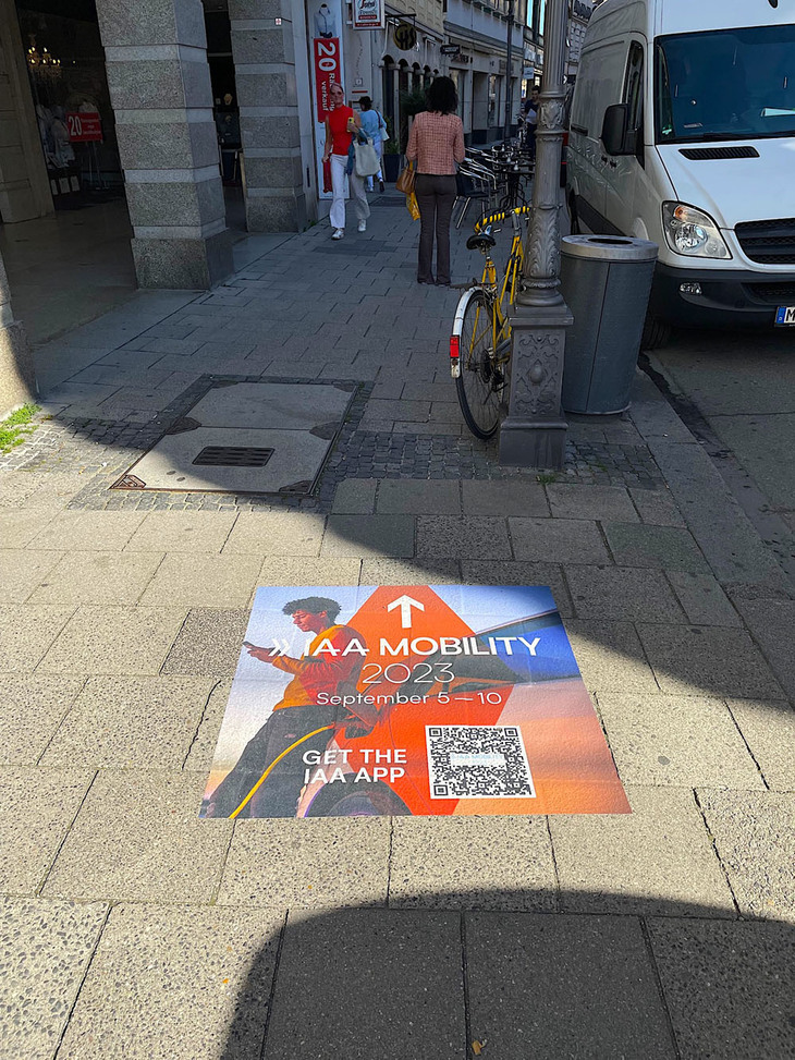 旧市街の至るところにあるIAAの案内表示。専用のアプリをダウンロードすると、マップを使って現在地と各メーカーのブースの位置が把握できる。