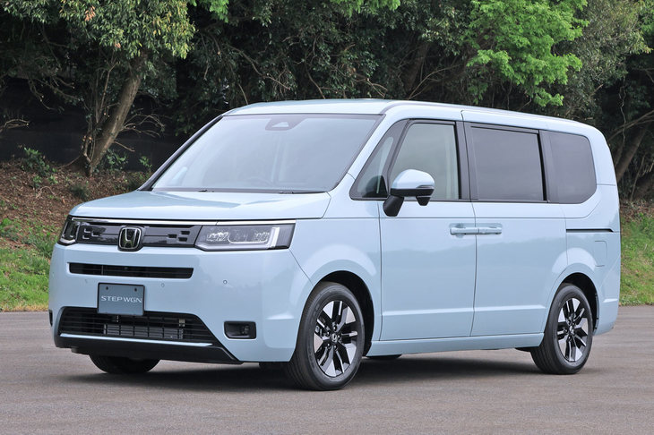 シンプルなエクステリアに明るく開放的な車内空間と（黒内装の設定もあるが）、他車にはない魅力を持つ「エアー」。しかし、その装備はいささか簡素だ。（写真：荒川正幸）