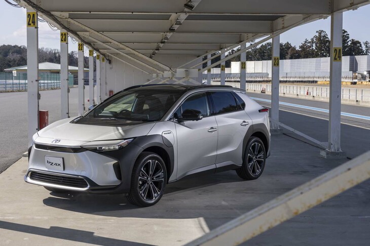 トヨタとスバルの協業によって生まれた「bZ4X」。BEV専用アーキテクチャー「e-TNGA」を新開発し、低重心化とボディーの高剛性化を追求している。