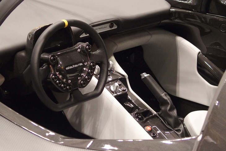 スパルタンなデザインのインストゥルメントパネルとなる「ダラーラ・ストラダーレ」。展示車両はシフトパドルを備える6段ロボタイズドAT仕様。