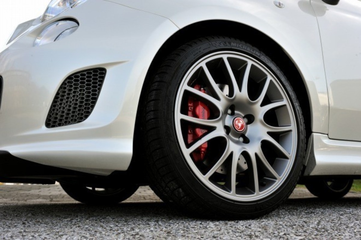 アバルト695 トリブートフェラーリ 専用ホイール タイヤ 4本 ブロンズM