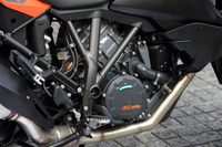 1301ccの水冷4ストロークV型2気筒エンジン。ロードスポーツモデル「1290スーパーデューク」シリーズのものと基本的に共通だが、こちらはより低い回転域から太いトルクを発生するよう、調整されている。