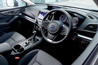 特別仕様車「スバルXV 2.0e-L EyeSightスマートエディション」のインテリア。ブルーグラデーションのメーター文字盤が採用されている。