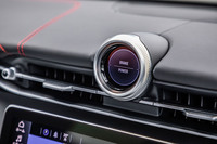 ダッシュボードの中央に置かれたデジタル式の「マセラティウオッチ」。センターコンソールのタッチパネルで表示情報を選択できるほか、ワイヤレス充電器を作動させた際には、充電の開始がグリーンのインジケーターで案内される。