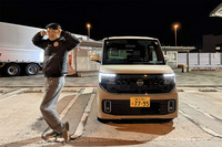 首都高・辰巳PAで休憩中、新型「ルークス」のCMに登場する仲 里依紗さんと同じ「見えルークス」のポーズでキメてみた。えーっと、こんな感じで合ってる？