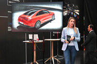 ジャパンモビリティショー2025の会場では「CLA」のプロダクトエキスパートを務めるレナ・ブルメンバーグ氏が車両について解説してくれた。