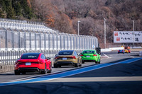 富士スピードウェイのピットから出発する「RS e-tron GT」（最後尾）。プロドライバーが運転する「TT RSクーペ」を先導車に、「e-tron GTクワトロ」とRS e-tron GTが続く。