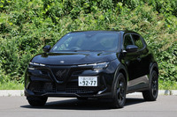 2025年6月24日に日本導入が発表されたアルファ・ロメオの新型コンパクトSUV「アルファ・ロメオ・ジュニア」。6月24日は、1910年にミラノで産声を上げたアルファ・ロメオの創業記念日でもある。
