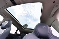 天井は広々としたパノラミックガラスルーフになっている。電動式のシェードも備わる。