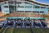 F1ではおカネの話はタブーとされ、具体的な金額が世に出てくることはめったにないがゆえに、2017年12月に英国モータースポーツ専門誌『AUTOSPORT』電子版が伝えた、各チームの2017年の予算や分配金についての記事は貴重な手がかりとなる。同記事によると、パワーユニットを除く年間予算は最多のフェラーリで約500億円、最も少ないチームはフォースインディアで約140億円。メルセデス（写真）のスタッフは860人（パワーユニット部門を除く）、ハース225人、トロロッソ400人と、いずれも大きな開きがあることがわかる。F1のオーナーである米リバティ・メディアは、F1を商業的成功に導くために各陣営の競争力を接近させレースを盛り上げたいところで、2021年にはチーム予算に上限を設ける「バジェットキャップ」を導入する予定。しかし、打ち出された約165億円という支出上限額に対してトップチームからの同意を得るのはそう簡単ではなく、段階的導入に向けて協議が続けられている。（Photo=Mercedes）