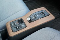 センターコンソールにはボタン式のシフトセレクターなどが整然と並ぶ。「D」の下にあるペダルと足のアイコンが書かれているのが「シングルペダルコントロール」のオン／オフスイッチ。