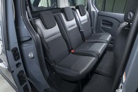 リアシートは3座独立タイプ。ピクニックテーブルも付いている。