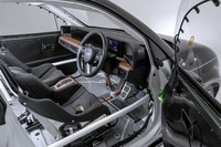 内装材や防振・吸音材がほとんど取り除かれた、「e-DRAG」の車内の様子。