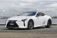 ※写真の装着ホイールはディスクのみ標準仕様で、マットブラックアルマイトのリムやブラックピアス、ブラックエアバルブはオプション仕様。