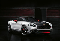 こちらは「アバルト124スパイダー」。1.4リッター直4 DOHCターボユニットのチューンをフィアット版の140PSから170PSに高めるなどしたハイパフォーマンス仕様。日本ではアバルト版のみが販売された。