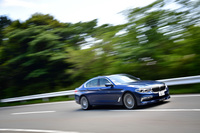 0-100km/h加速4.9秒、0-200km/h加速は20.1秒を誇り、巡航最高速度は275km/hをマークする。