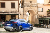 リアまわりは、バンパー下部のディフューザーや4本出しのエキゾーストパイプが目を引く。