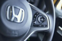 運転支援システム「ホンダセンシング」は一部の廉価グレードを除き標準装備される。写真はステアリングスポーク部の操作スイッチ。