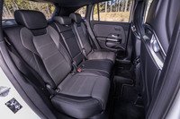 本革のシート表皮は、オプションの「AMGアドバンスドパッケージ」に含まれるもの。フロントシートに合わせたカラーコンビネーションと表皮デザインが特徴。