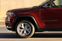 大型のSUVには、重い車体を痛痒（つうよう）なく走らせる力強いエンジンがつきもの。SUV専用設計タイヤは、そのパワーにも応えられるものでなければならない。