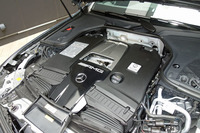 最高出力612ps、最大トルク850Nmを発生する4リッターV8ツインターボエンジン。低負荷時には4気筒を休止させる「AMGシリンダーマネジメント」機構も備えている。
