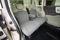 リアシートは前後に19cmスライドできるほか、座面を跳ね上げたり、背もたれを前方に倒したりもできる。センターのアームレストはターボモデルの専用装備。